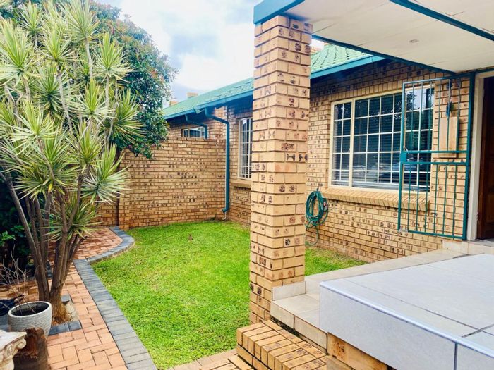 2 Bedroom townhouse to rent in Faerie Glen with garden and outdoor entertainment area.