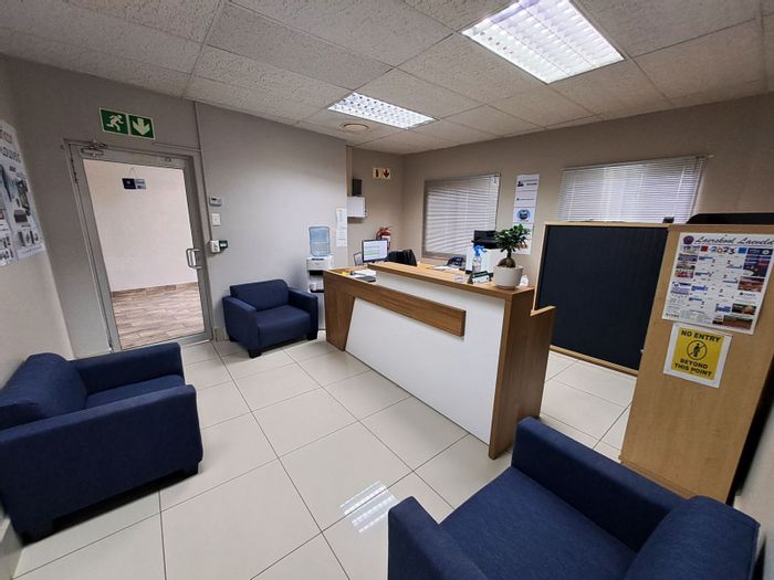 116m² Office to Rent in Nelspruit Ext 2 with reception, boardroom, parking.