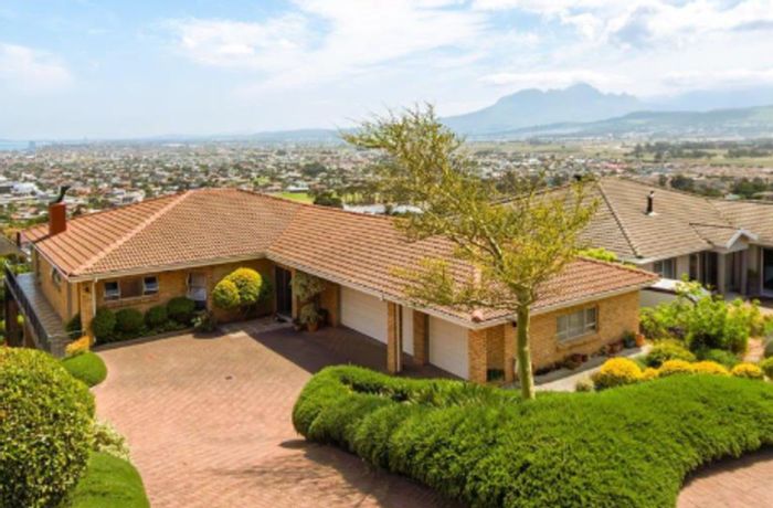 5-Bedroom House in Mountainside For Sale: Dual Living, Income Potential, Scenic Views.