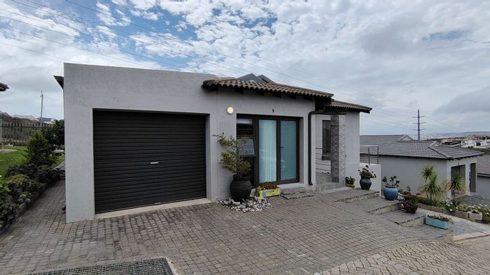 Seemeeu Park House For Sale: 4 Bedrooms, Sea Views, Secure Complex Amenities.