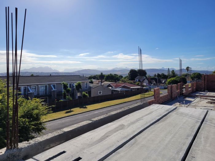 Bellair Apartment For Sale: One-bedroom with healthcare, security, and clubhouse access.