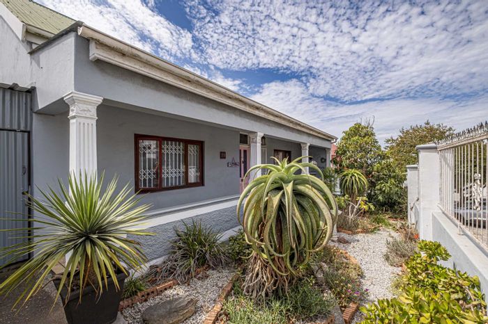 Historic Richmond Hill house for sale: 3 bedrooms, pool, garage, and garden.