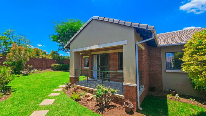 3-Bedroom Townhouse To Rent in Mooikloof Ridge with garden and double garage.