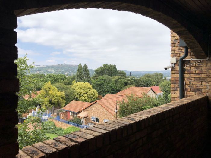 1 Bedroom Apartment To Rent in Jacanlee with pool, laundry, and secure access.