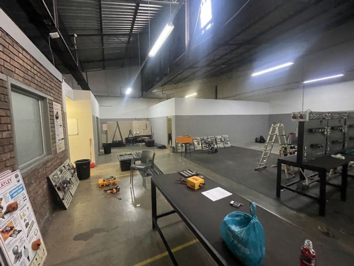 Industrial unit in Silverton to rent, 297 m² with 3-phase power.