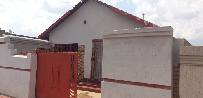 3 Bedroom House For Sale in Mohlakeng with garages, schools, and parks nearby.