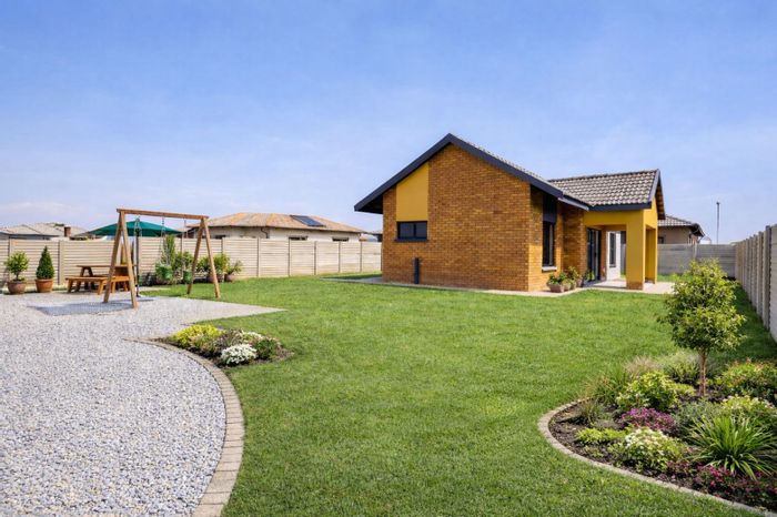 For Sale: House in The Orchards with 3 Bedrooms, Open-Plan Living, and Included Costs.