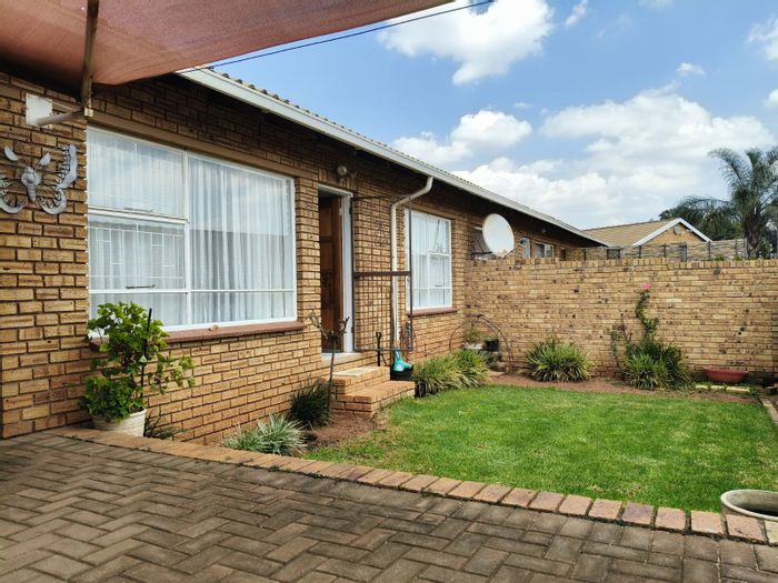 Noordheuwel Townhouse For Sale: 2 Bedrooms, Private Garden, Secure Complex, Pet Friendly.