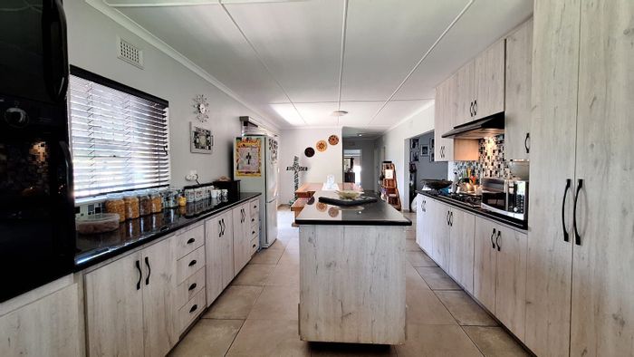 For Sale: House in Glencoe Central with flatlet, pool, and double garage.