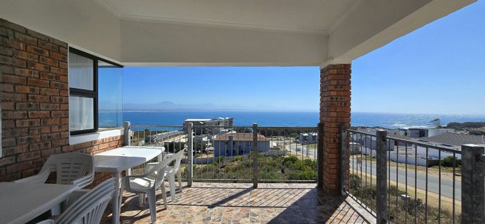 De Bakke Apartment To Rent: 2 bedrooms, sea views, braai area, utilities included.