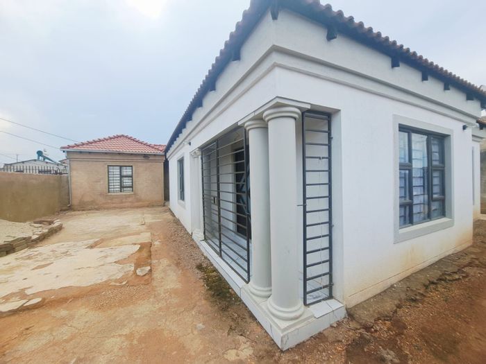 House for Sale in Nellmapius: 4 bedrooms, rental potential, convenient location.