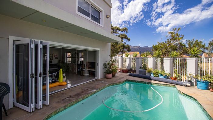 For Sale: House in Fairview Golf Estate with pool, garage, and solar features.