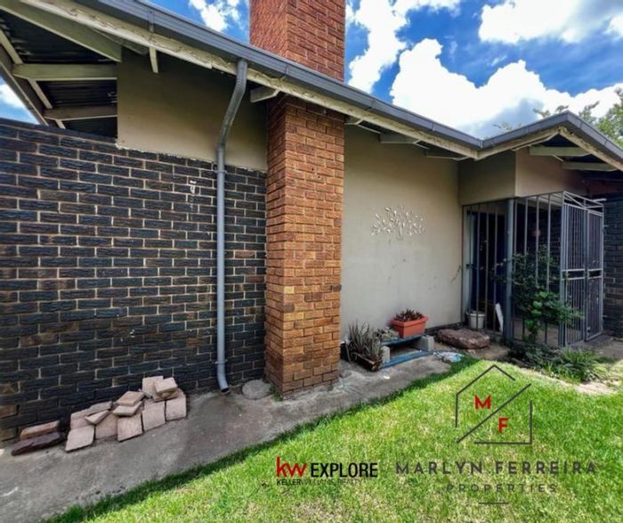 House For Sale in De Bruinpark: 3 bedrooms, garden, double garage, near school.