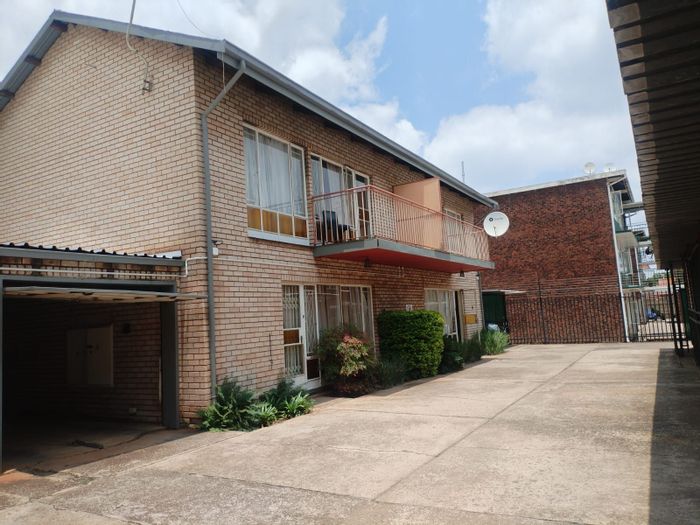 Queenswood Townhouse For Sale: 2.5 bedrooms, secure complex, garage, garden space.