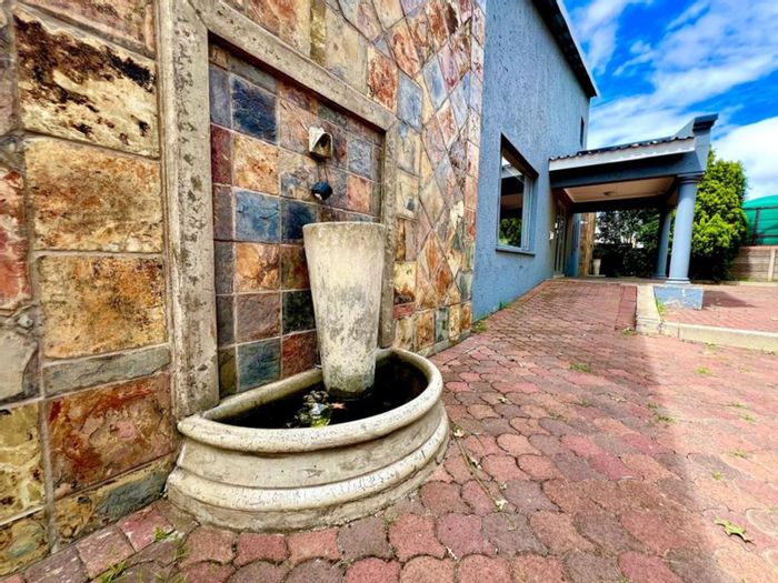 For Sale: Office in Ermelo Central with 14 offices, conference room, ample parking.