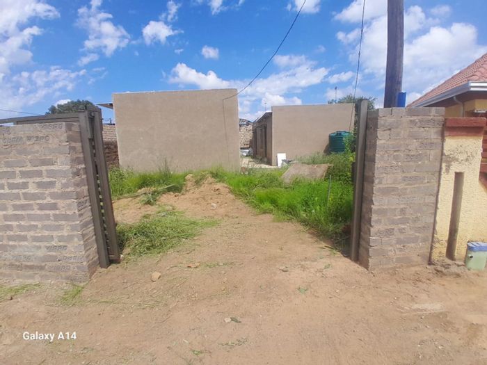 Apartment For Sale in Hammanskraal Central: Ideal investment with rental potential, 5 bathrooms.