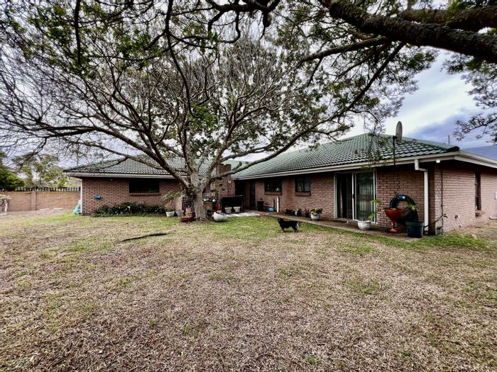 For Sale: Spacious 4-bedroom house in Fraaiuitsig with large backyard and braai area.