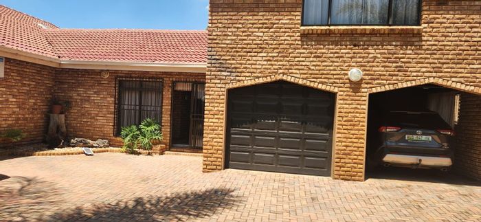 Doringkruin House For Sale: 6 bedrooms, dual living, expansive outdoor entertainment areas.