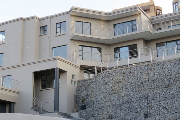 For Sale: Glenvista House with 8 bedrooms, pool, golf course views, and ample parking.