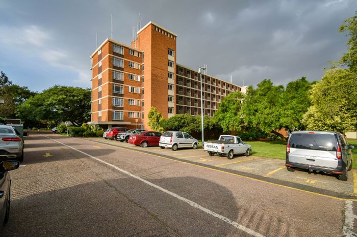 Elevated 2-bedroom apartment in Elarduspark, for sale with parking and sunroom.