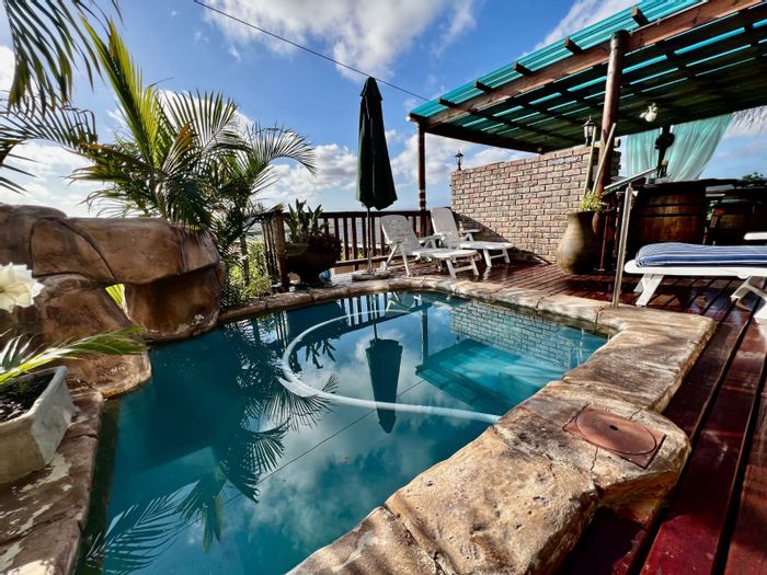 For Sale: House in Fraaiuitsig with flatlet, pool, and mountain views.