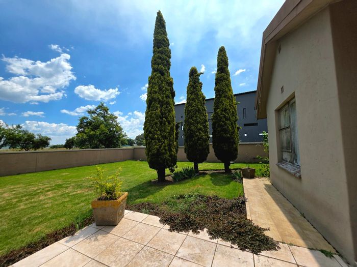 For Sale: Kinross House with Business Rights, large yard, flatlet, and garage.