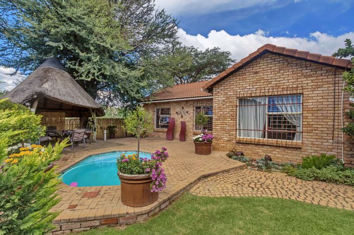 Wilgeheuwel Townhouse For Sale: 3 beds, pool, lapa, pet-friendly garden, great location.