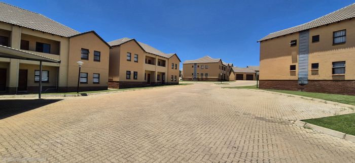 For Sale: Townhouse in Lydenburg Central with 3 beds, garden, and 24-hour security.