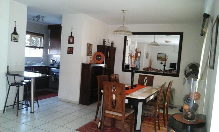 Gallo Manor Townhouse To Rent: 3 beds, garden, backup power, water included.