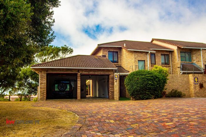 For Sale: House in Parsons Hill with 3 bedrooms, double garage, and sunroom.