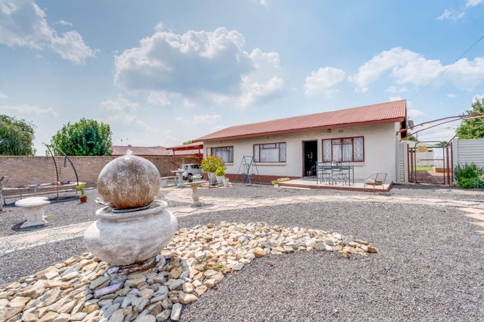 Dan Pienaarville House For Sale: 3 Beds, JoJo tank, garage conversion potential.