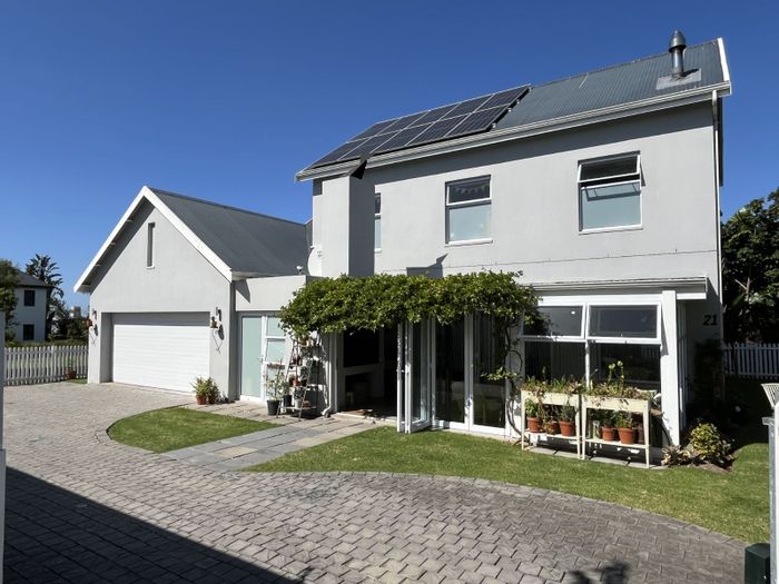 3-Bedroom House For Sale in Kraaibosch Country Estate with garage and solar system.