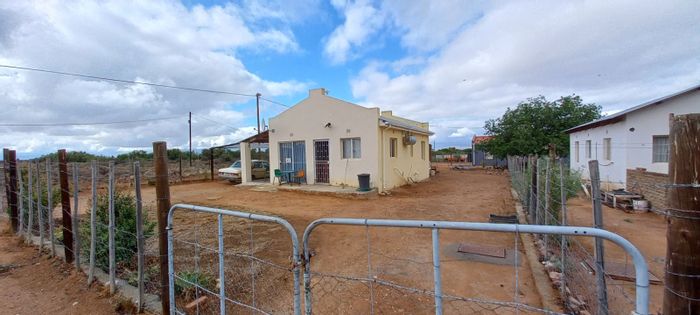 Calitzdorp Central House For Sale: 2 Bedrooms, large yard, open-plan living.