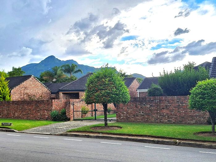 Denver Park House For Sale: 3 beds, double garage, low-maintenance garden, convenient location.