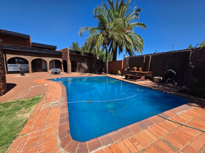 Royldene House For Sale: 5 Bedrooms, Flatlet, Near North Cape Mall.