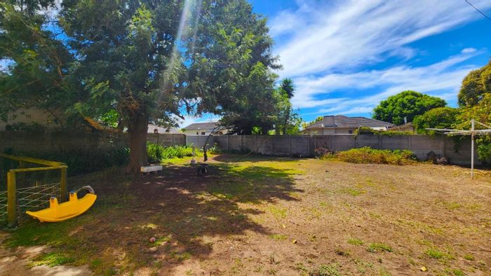 House For Sale in Hunters Retreat: 3 Bedrooms, Garage, Income Potential, Prime Location.