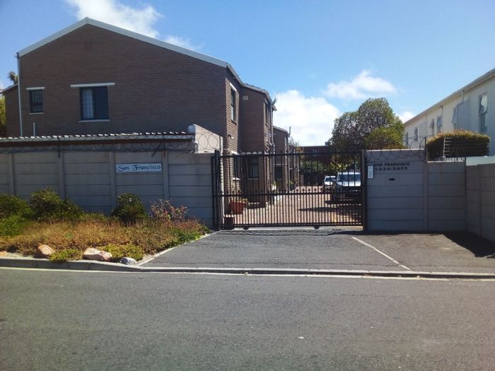 Diep River Townhouse For Sale: 3 beds, garage, garden, secure complex.