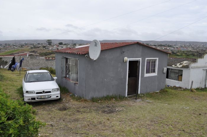 Bethelsdorp House For Sale: One-bedroom, spacious yard, potential for expansion.