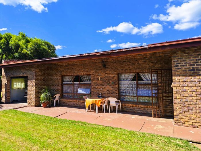 For Sale: Spacious 3-bedroom house in Modimolle Central with dual entrances and subdivision potential.