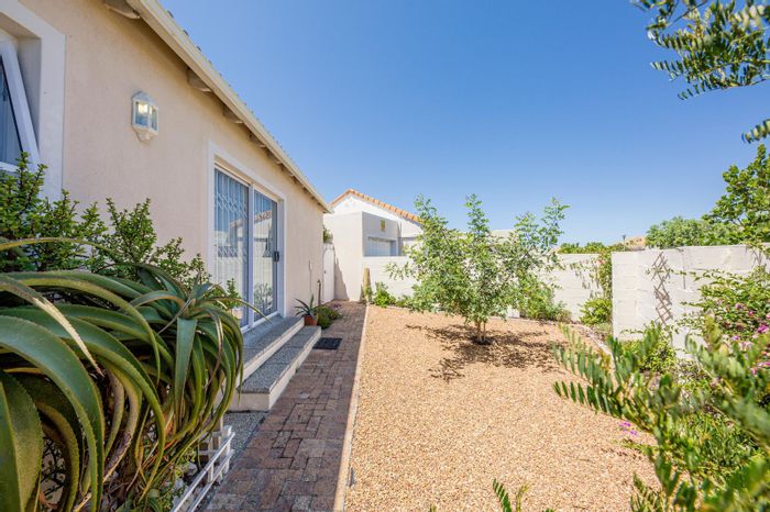 To Rent: House in Sunningdale with 3 bedrooms, garden, and secure parking.