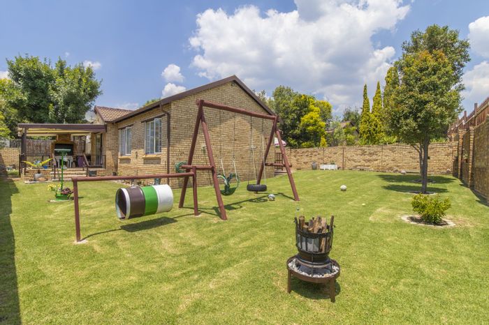 Honeydew Manor Townhouse For Sale: 3 beds, garden, patio, double garage, prime location.