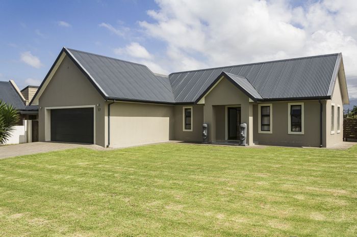 House For Sale in Blue Mountain Village: Secure estate, 3 beds, entertainment area.