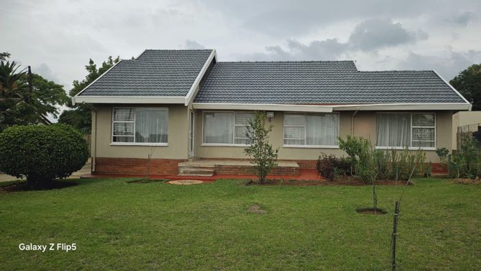 Cresslawn House To Rent: 3 bedrooms, big yard, 2 parking spaces, R12,000.