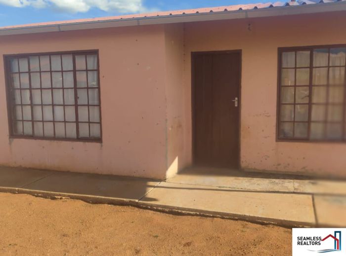 For Sale: 2-bedroom house in Geluksoord with open-plan kitchen and dining area.