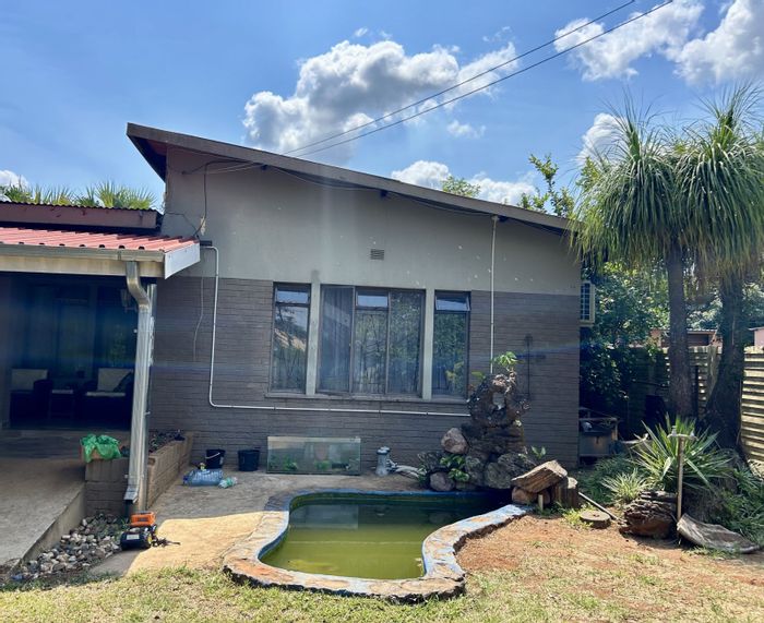 For Sale: House in Louis Trichardt Central with 4 units for investment potential.