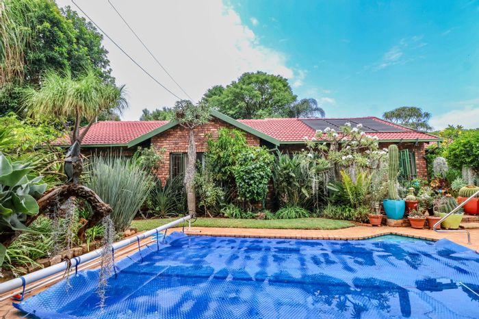 Rooihuiskraal House For Sale: 3 Bedrooms, pool, garden, solar panels, CCTV.