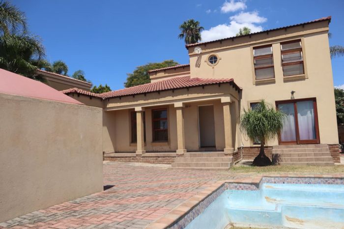 Bendor House For Sale: Gated estate, ensuite bedrooms, pool, 24-hour security.