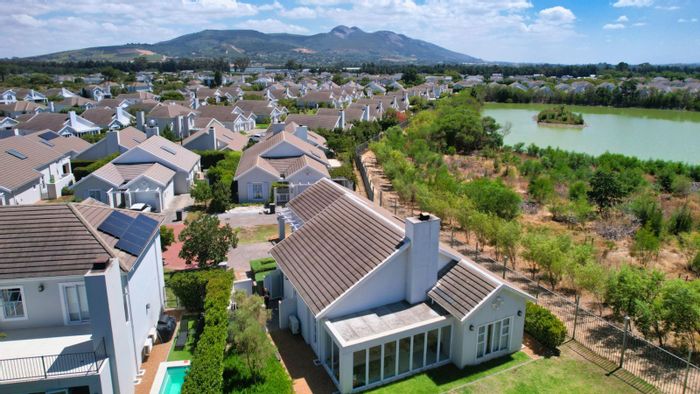 For Sale: House in Val de Vie Estate with 3 beds, garden, and secure parking.