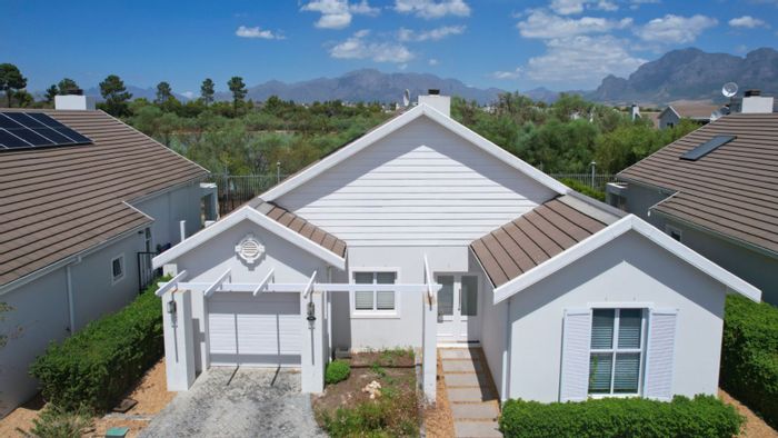 House for Sale in Val De Vie Estate: 3 beds, braai room, mountain views.