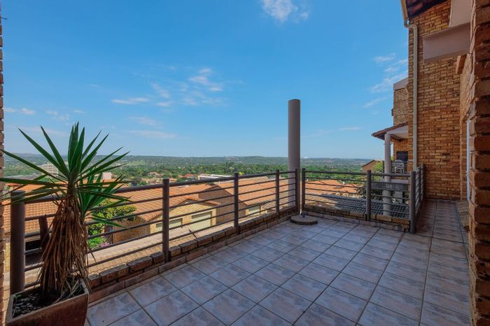 Windsor Townhouse To Rent: 3 Bedrooms, Entertainment Balcony, Scenic Views, Spacious Living.